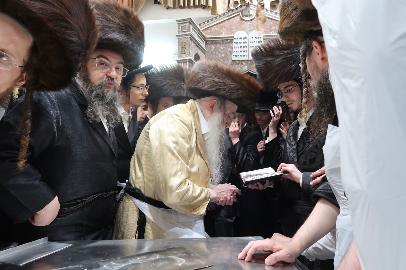 האדמו"ר ממחנובקא בעלזא באפיית מצות מצווה