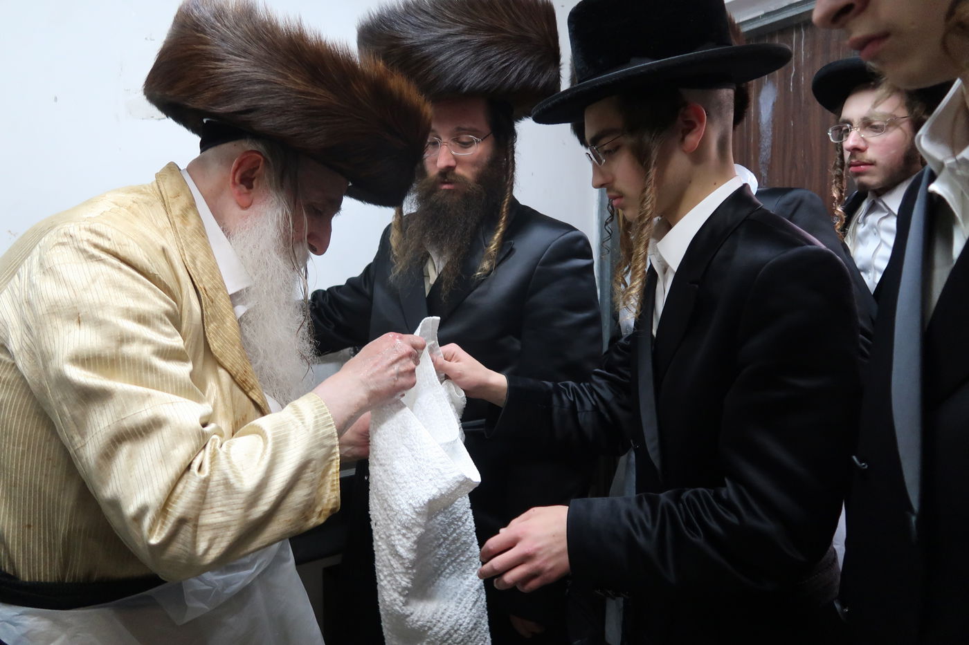 האדמו"ר ממחנובקא בעלזא באפיית מצות מצווה