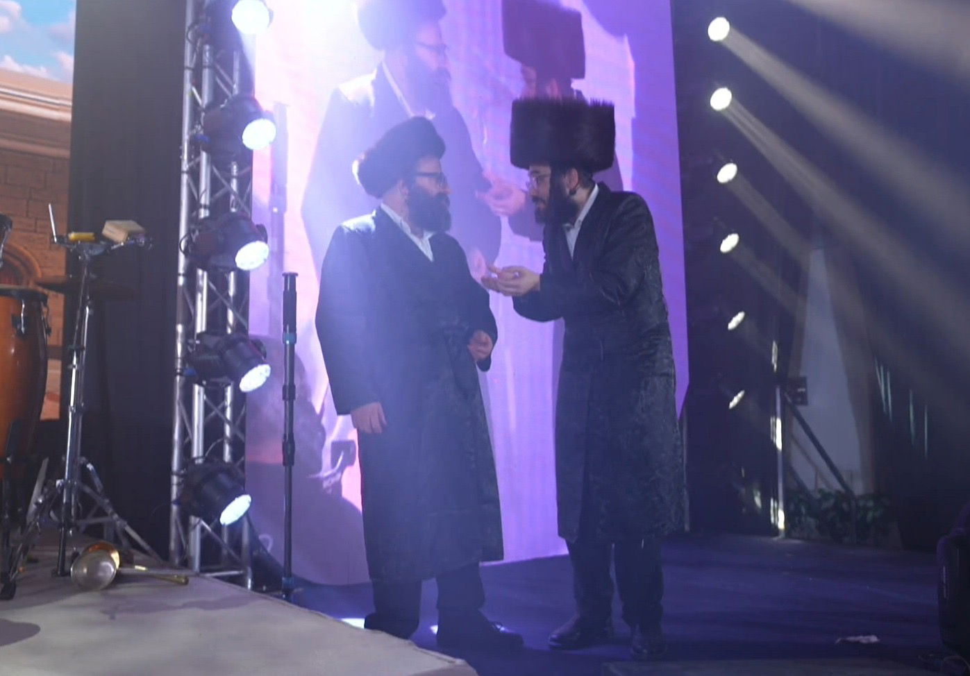 המראות על במת האירוע