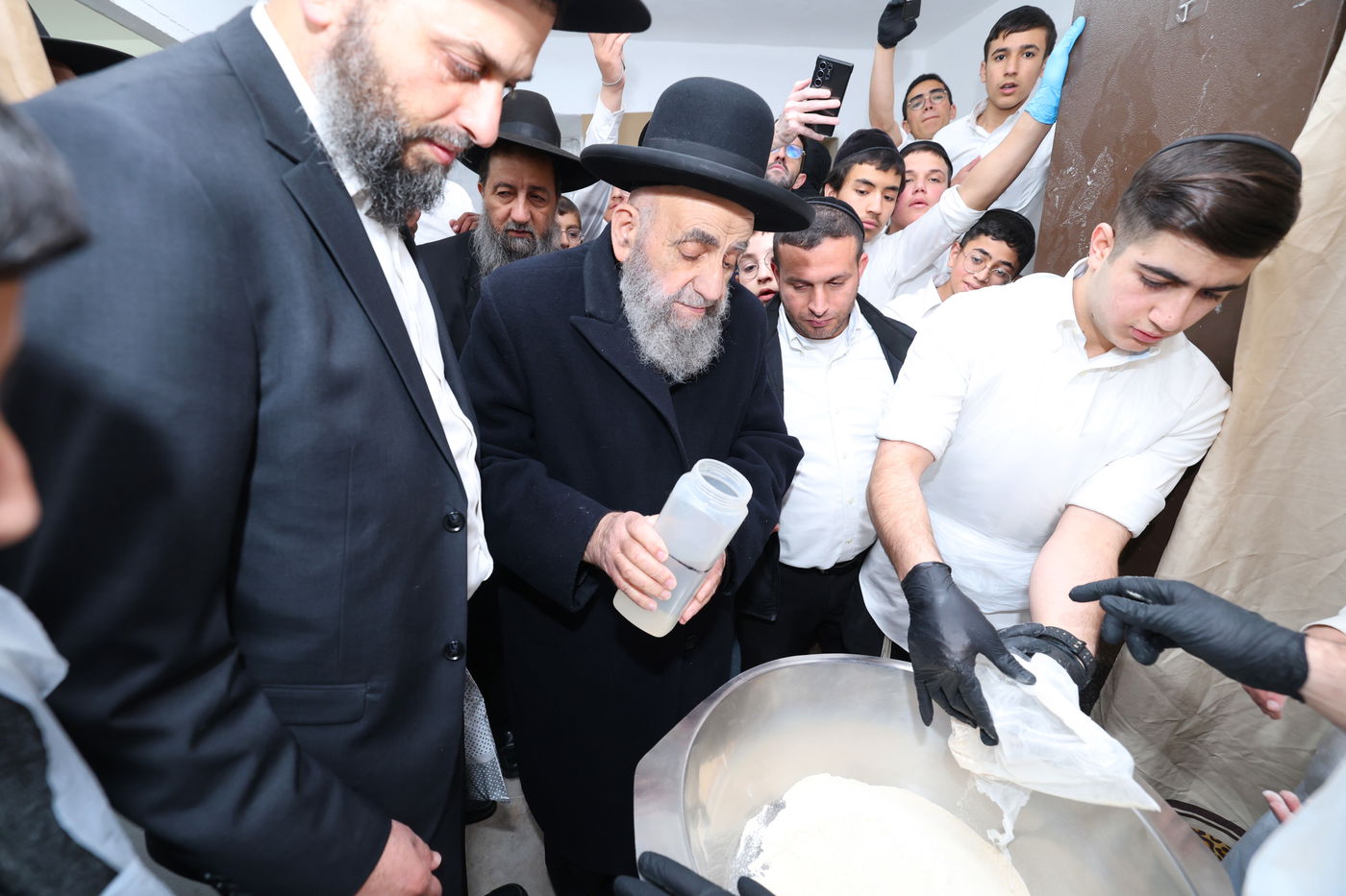 הגאון הרב משה צדקה באפיית מצות מצווה בערב פסח