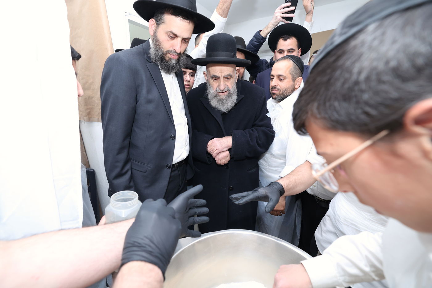 הגאון הרב משה צדקה באפיית מצות מצווה בערב פסח