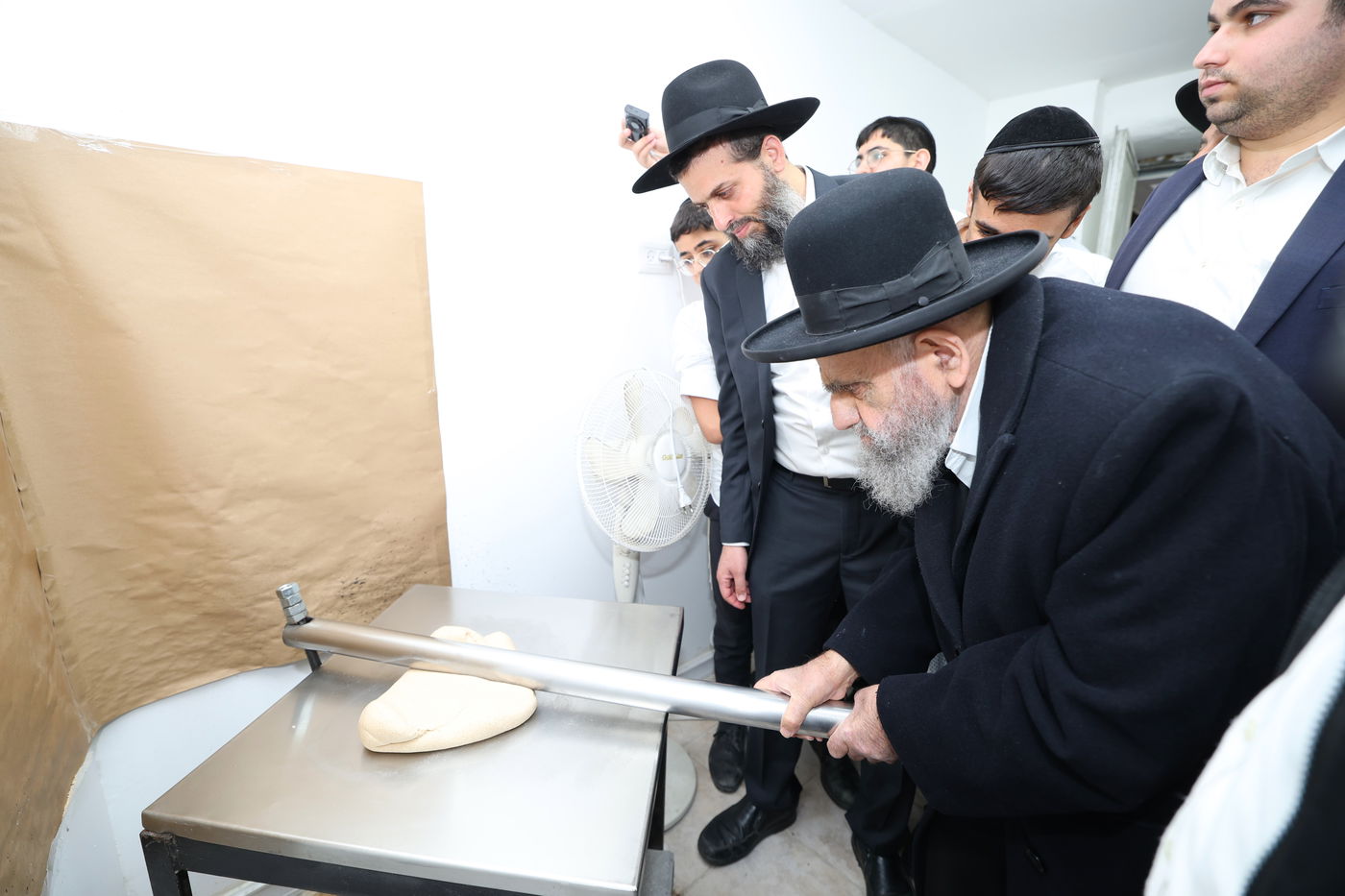 הגאון הרב משה צדקה באפיית מצות מצווה בערב פסח