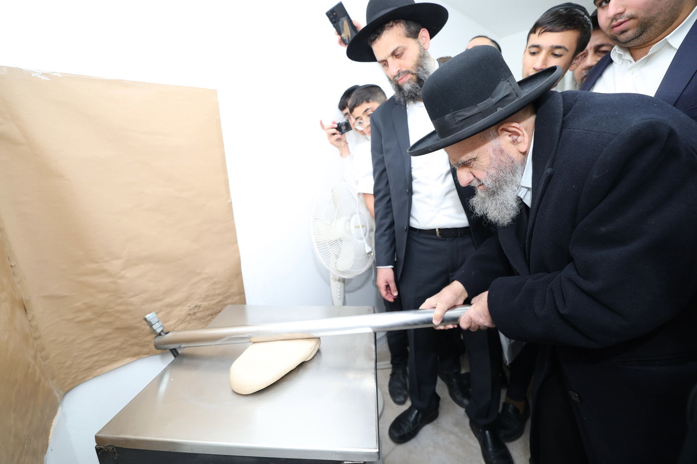 הגאון הרב משה צדקה באפיית מצות מצווה בערב פסח