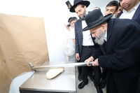 הגאון הרב משה צדקה באפיית מצות מצווה בערב פסח