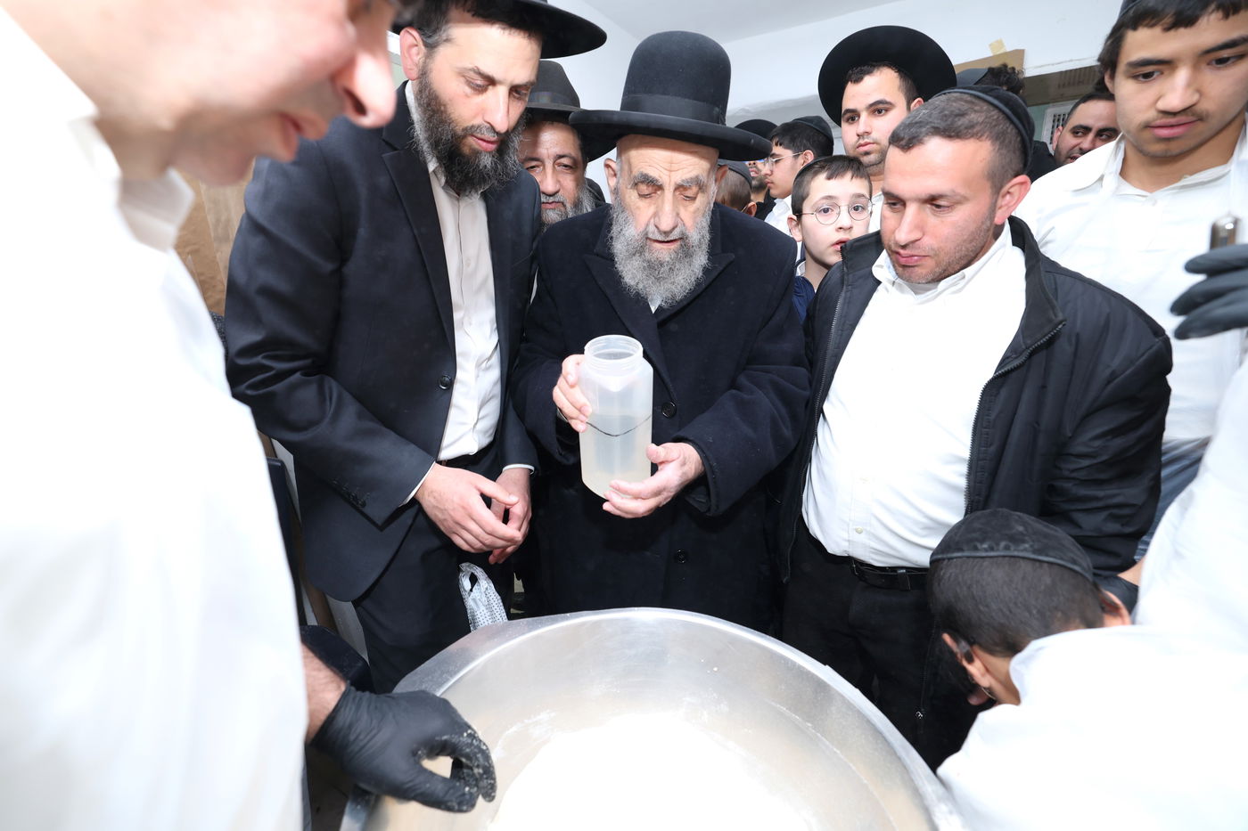 הגאון הרב משה צדקה באפיית מצות מצווה בערב פסח