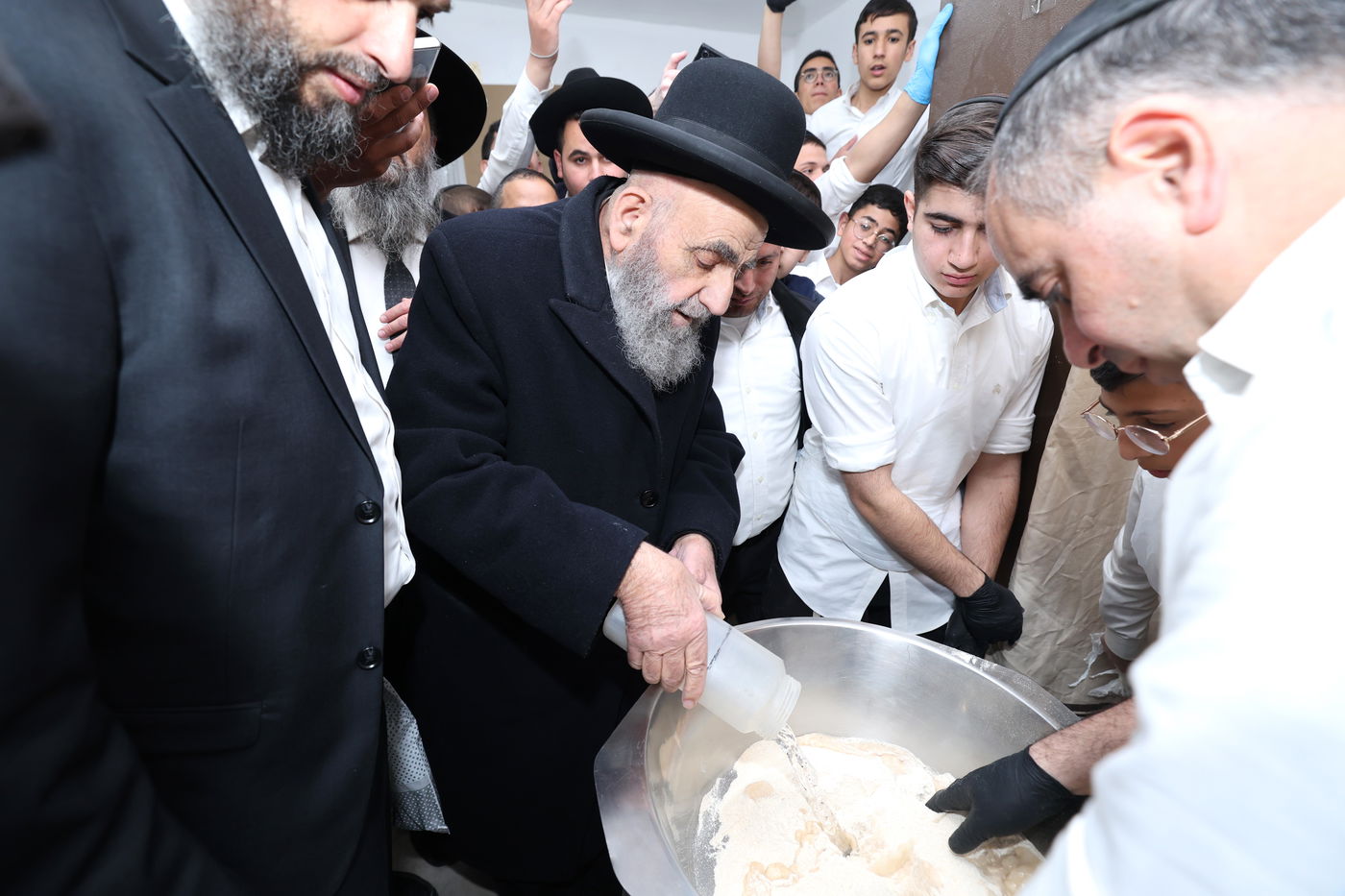 הגאון הרב משה צדקה באפיית מצות מצווה בערב פסח