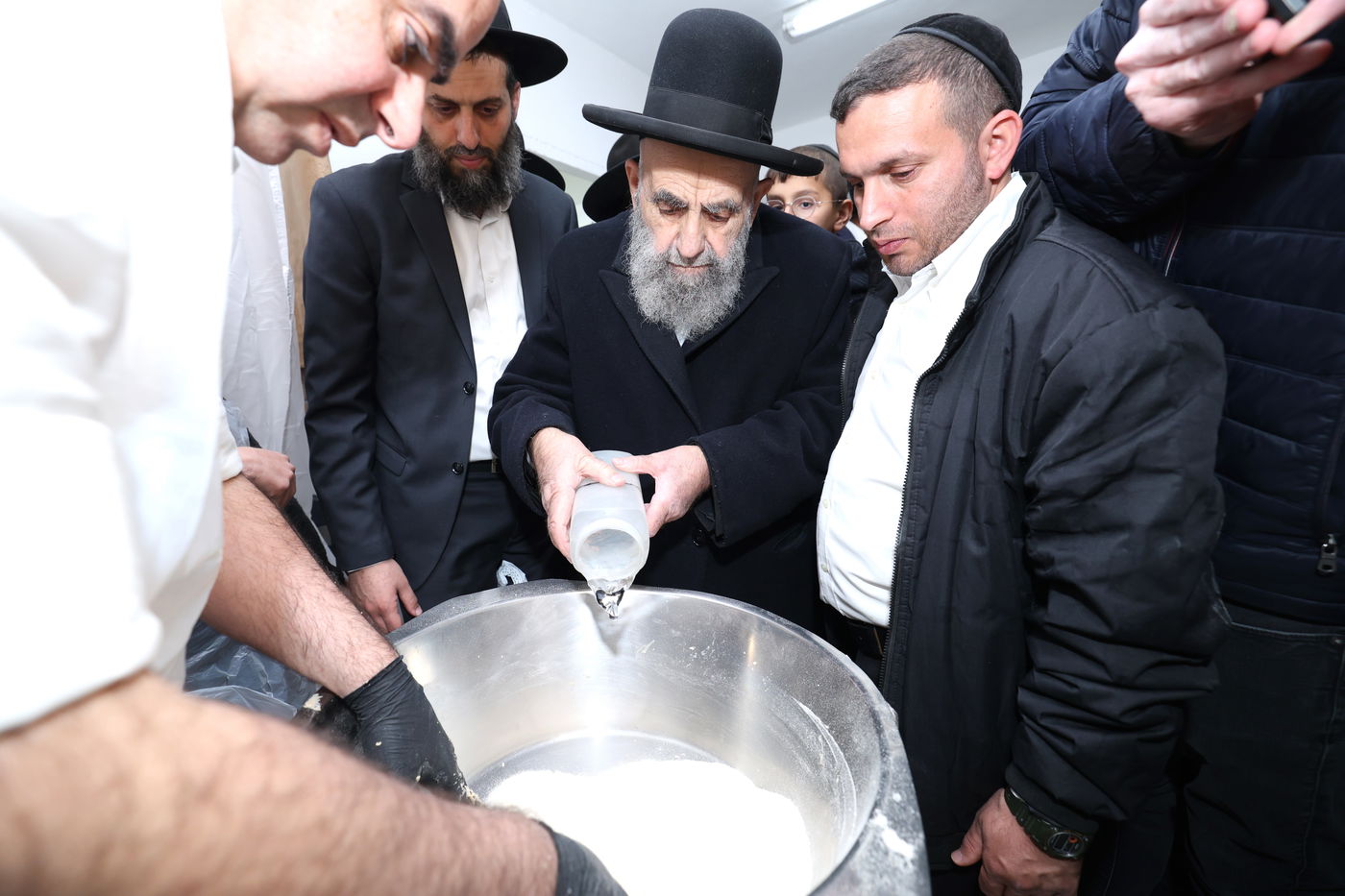 הגאון הרב משה צדקה באפיית מצות מצווה בערב פסח