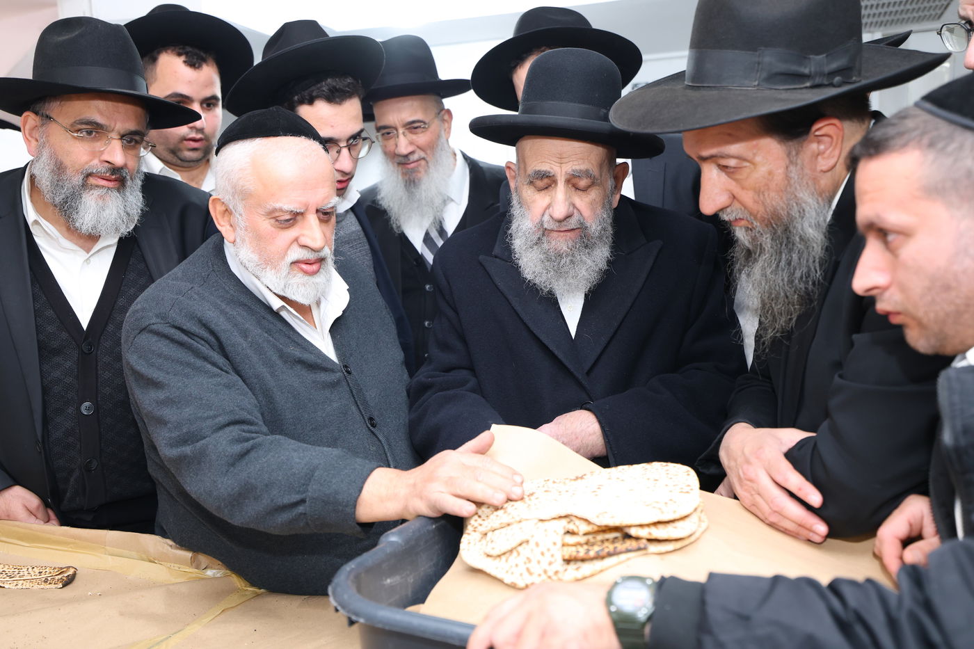הגאון הרב משה צדקה באפיית מצות מצווה בערב פסח
