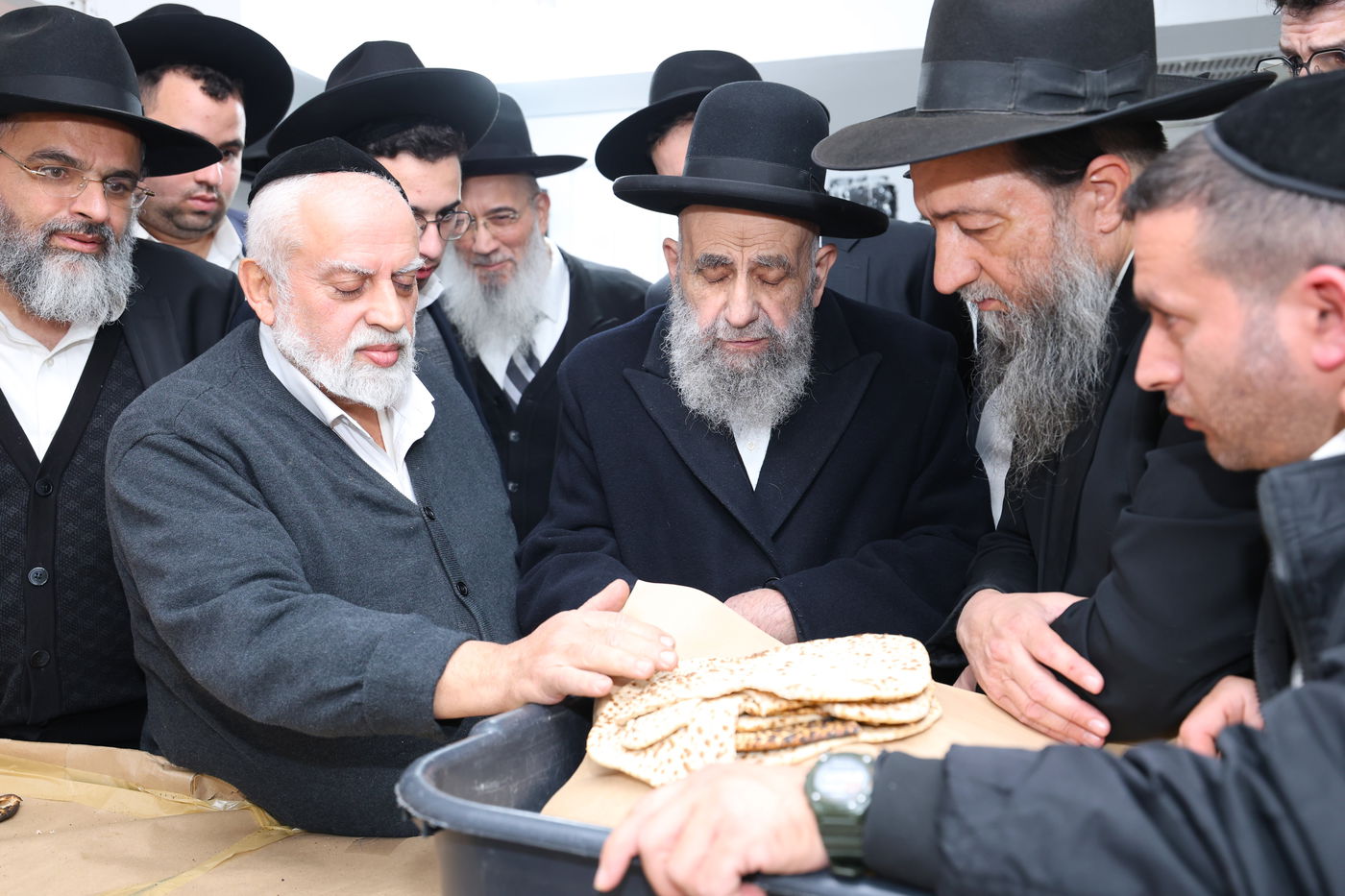 הגאון הרב משה צדקה באפיית מצות מצווה בערב פסח