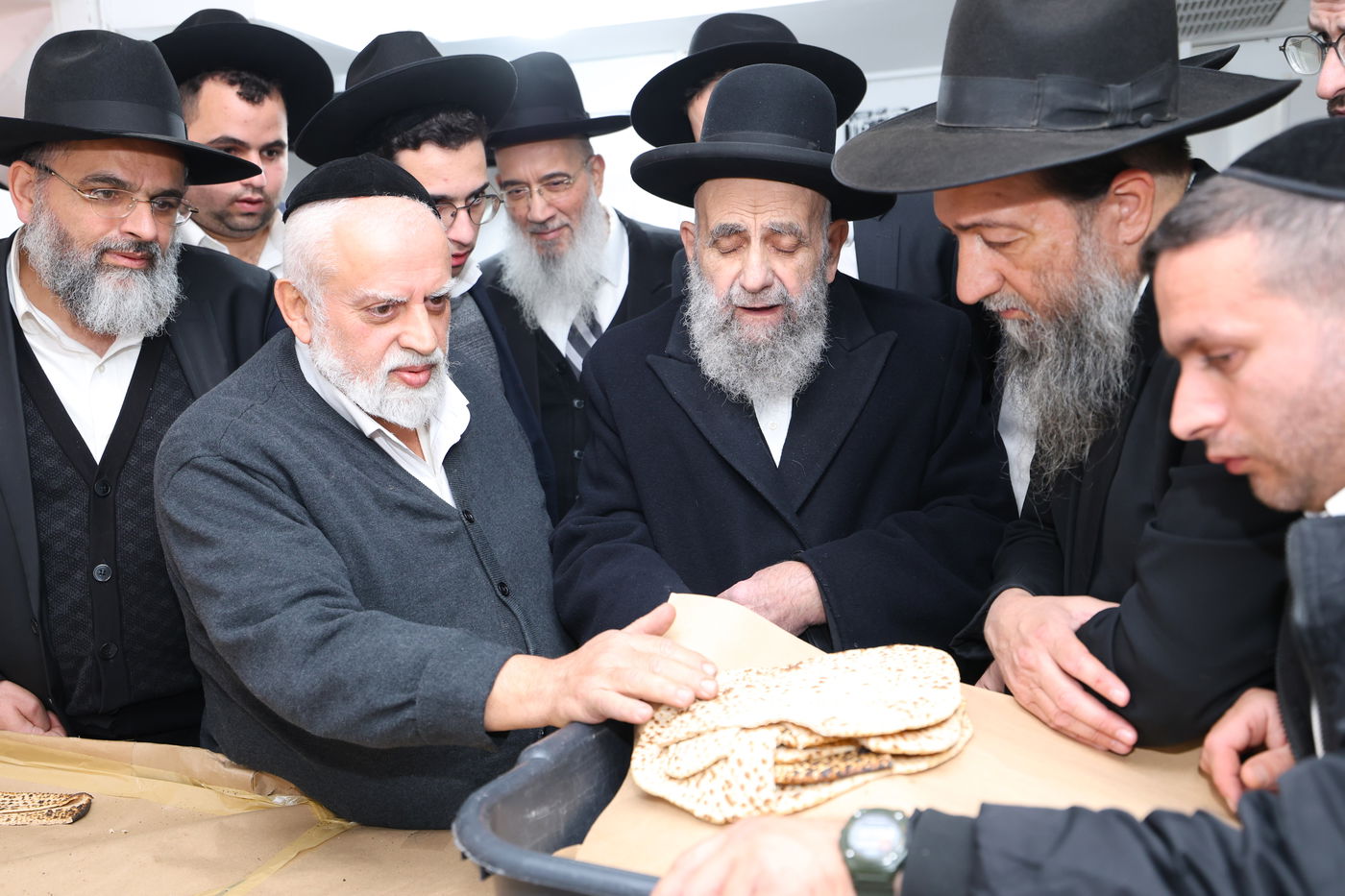 הגאון הרב משה צדקה באפיית מצות מצווה בערב פסח