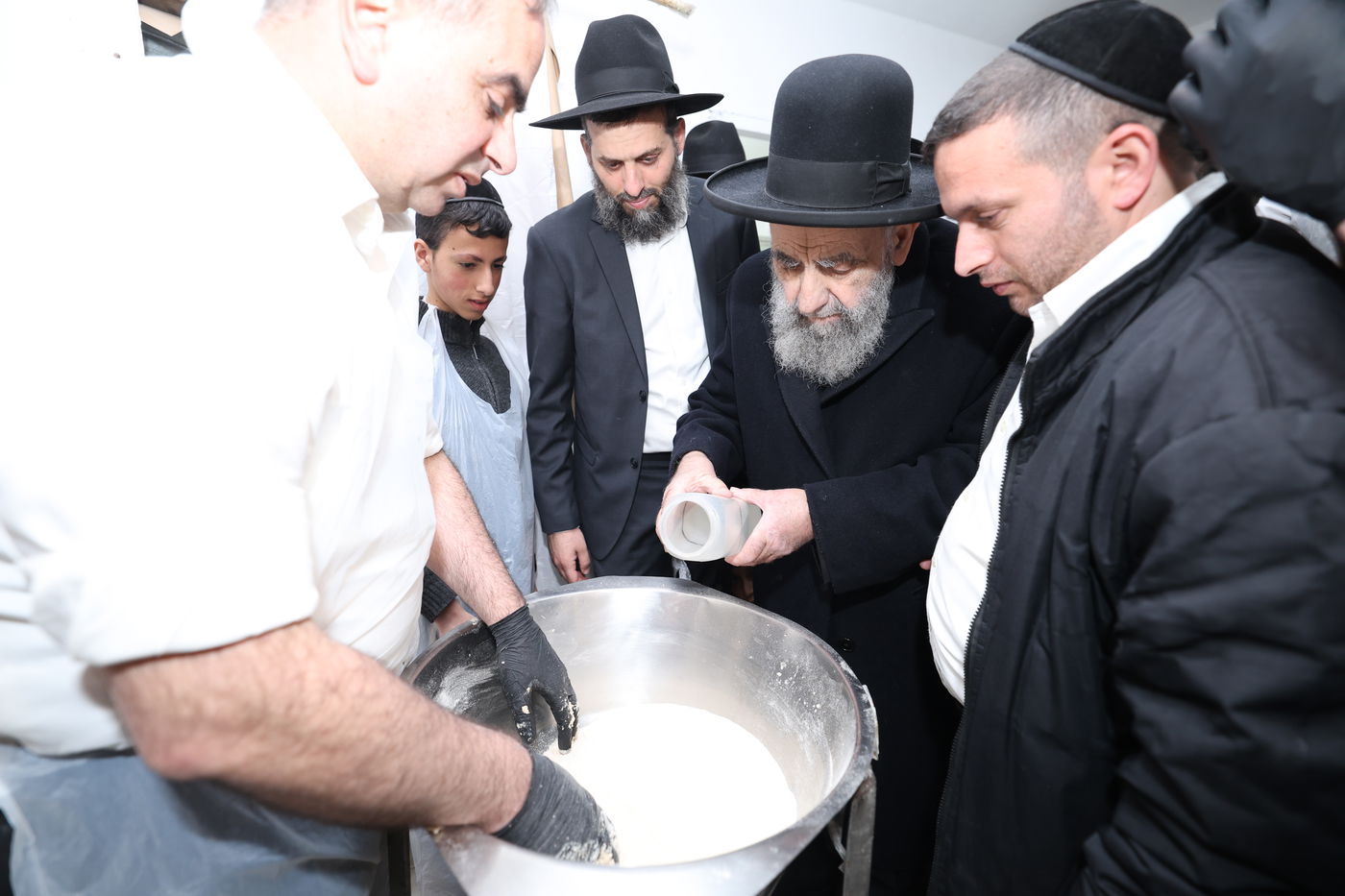 הגאון הרב משה צדקה באפיית מצות מצווה בערב פסח