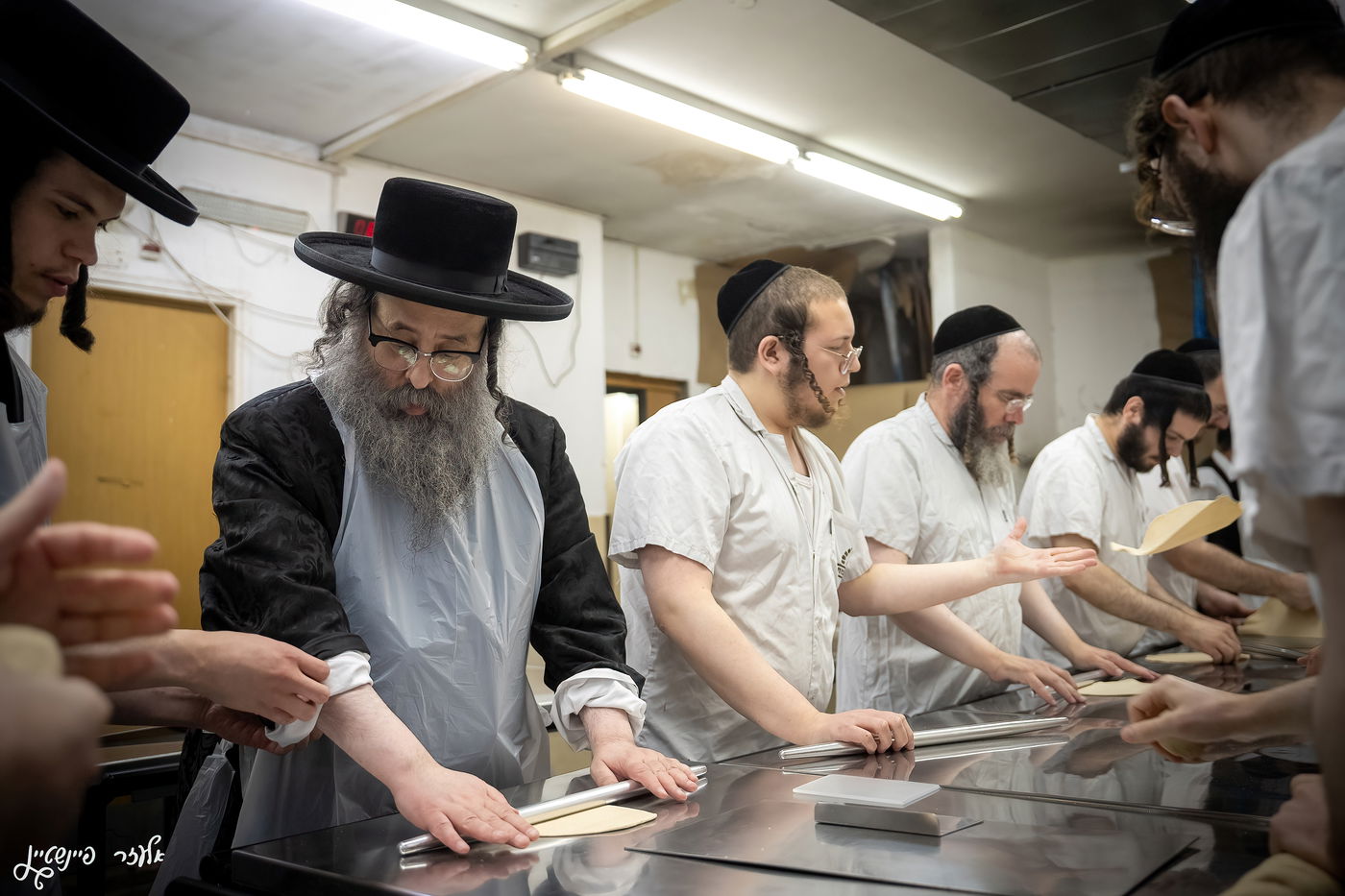 הגה"צ ראש ישיבת סאטמר באפיית מצות