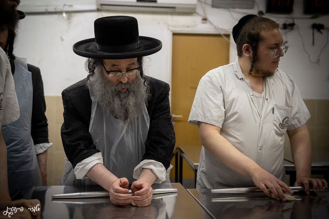 הגה"צ ראש ישיבת סאטמר באפיית מצות