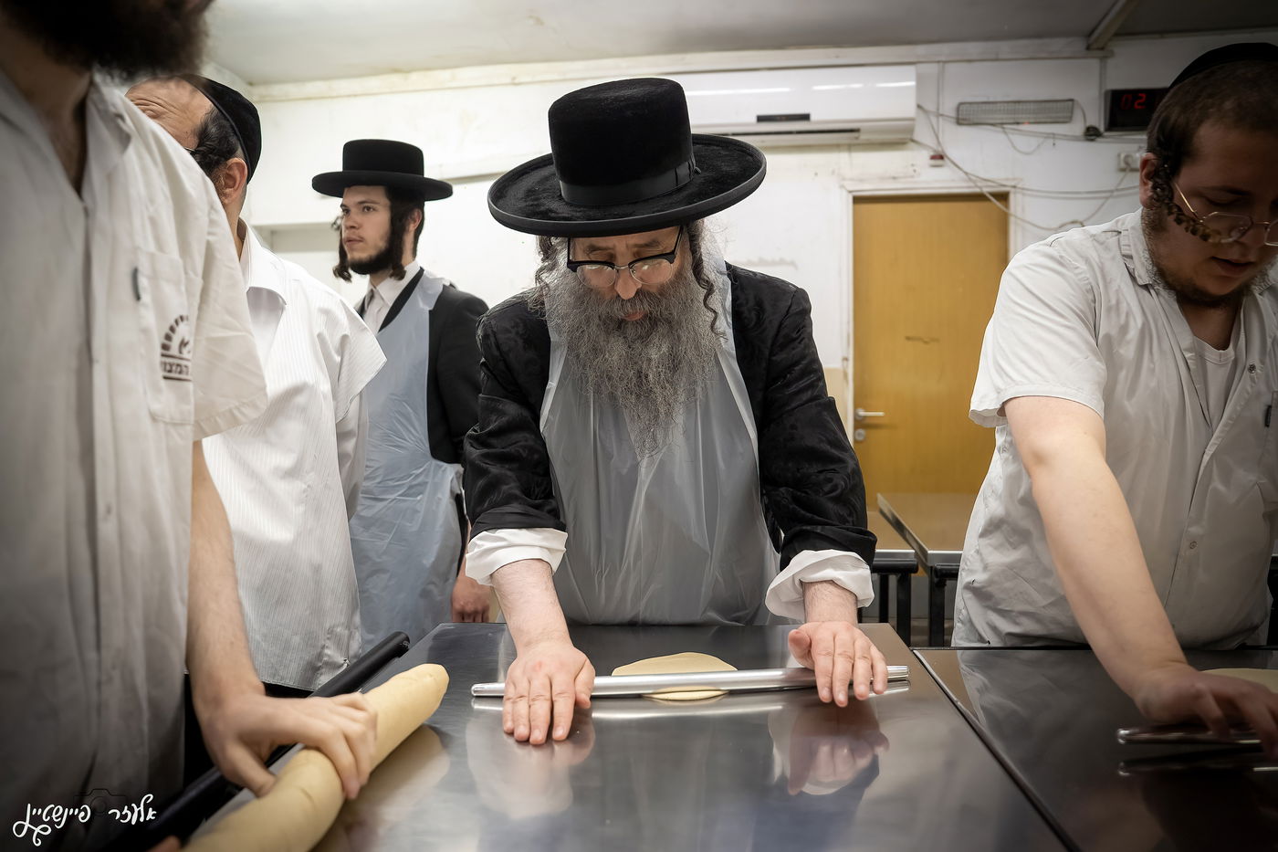 הגה"צ ראש ישיבת סאטמר באפיית מצות
