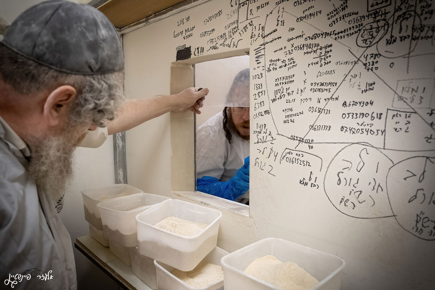 הגה"צ ראש ישיבת סאטמר באפיית מצות