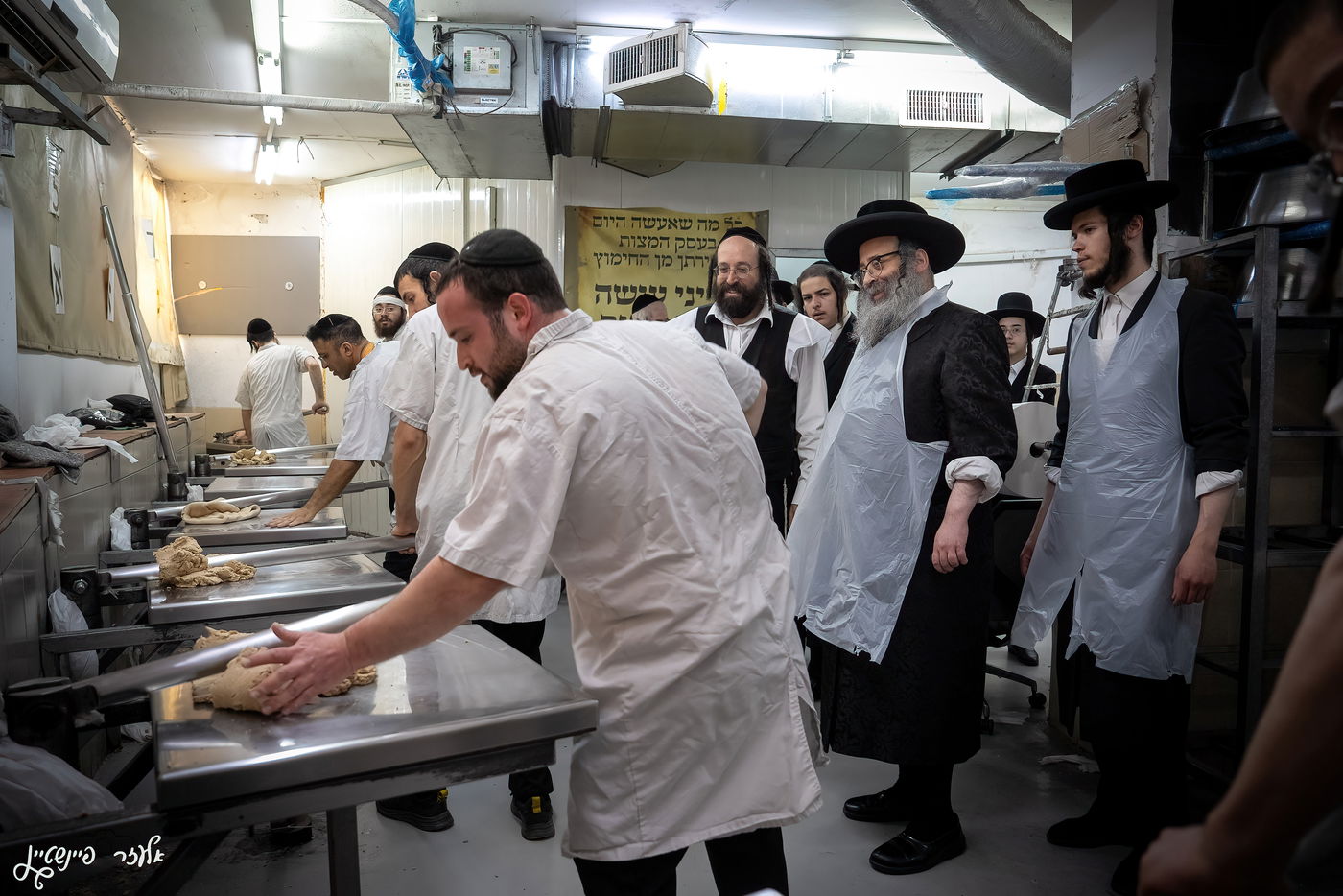 הגה"צ ראש ישיבת סאטמר באפיית מצות