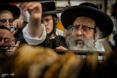 הגה"צ ראש ישיבת סאטמר באפיית מצות