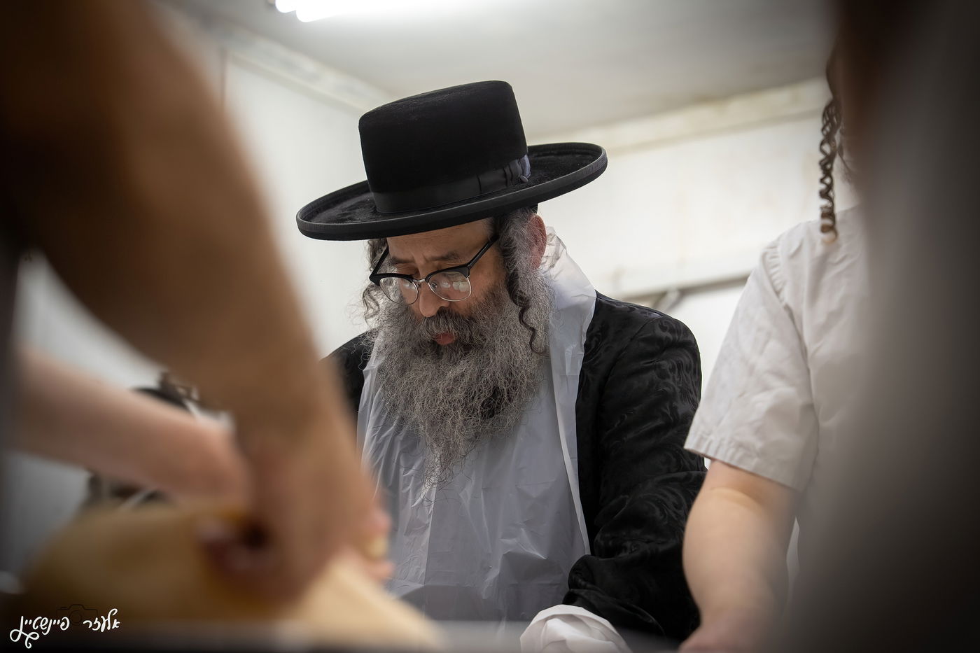 הגה"צ ראש ישיבת סאטמר באפיית מצות