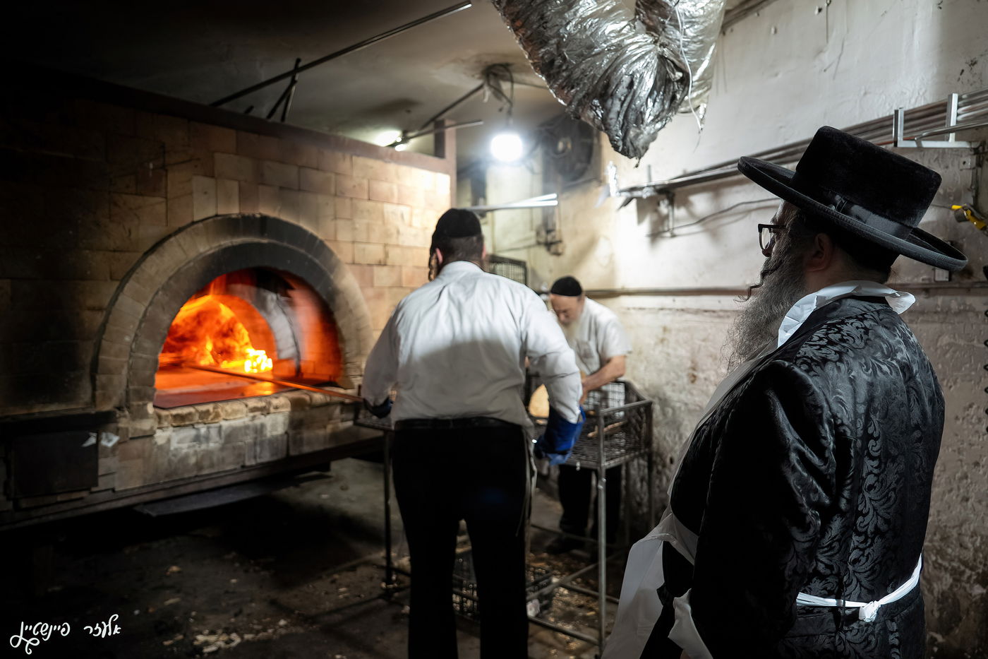 הגה"צ ראש ישיבת סאטמר באפיית מצות