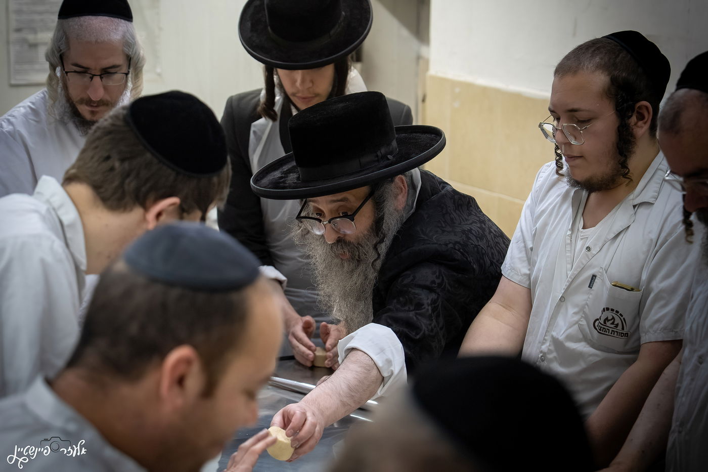 הגה"צ ראש ישיבת סאטמר באפיית מצות