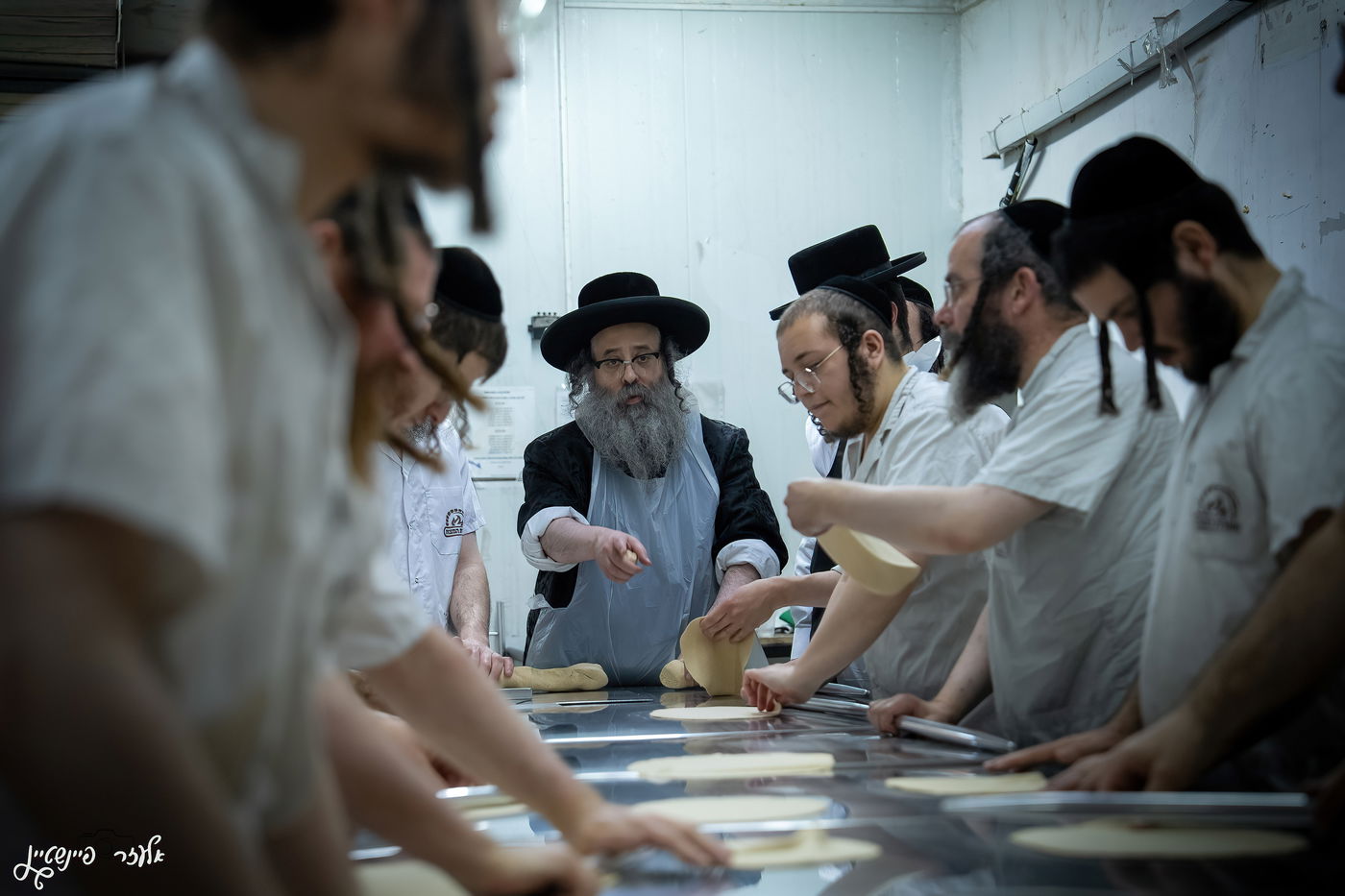 הגה"צ ראש ישיבת סאטמר באפיית מצות