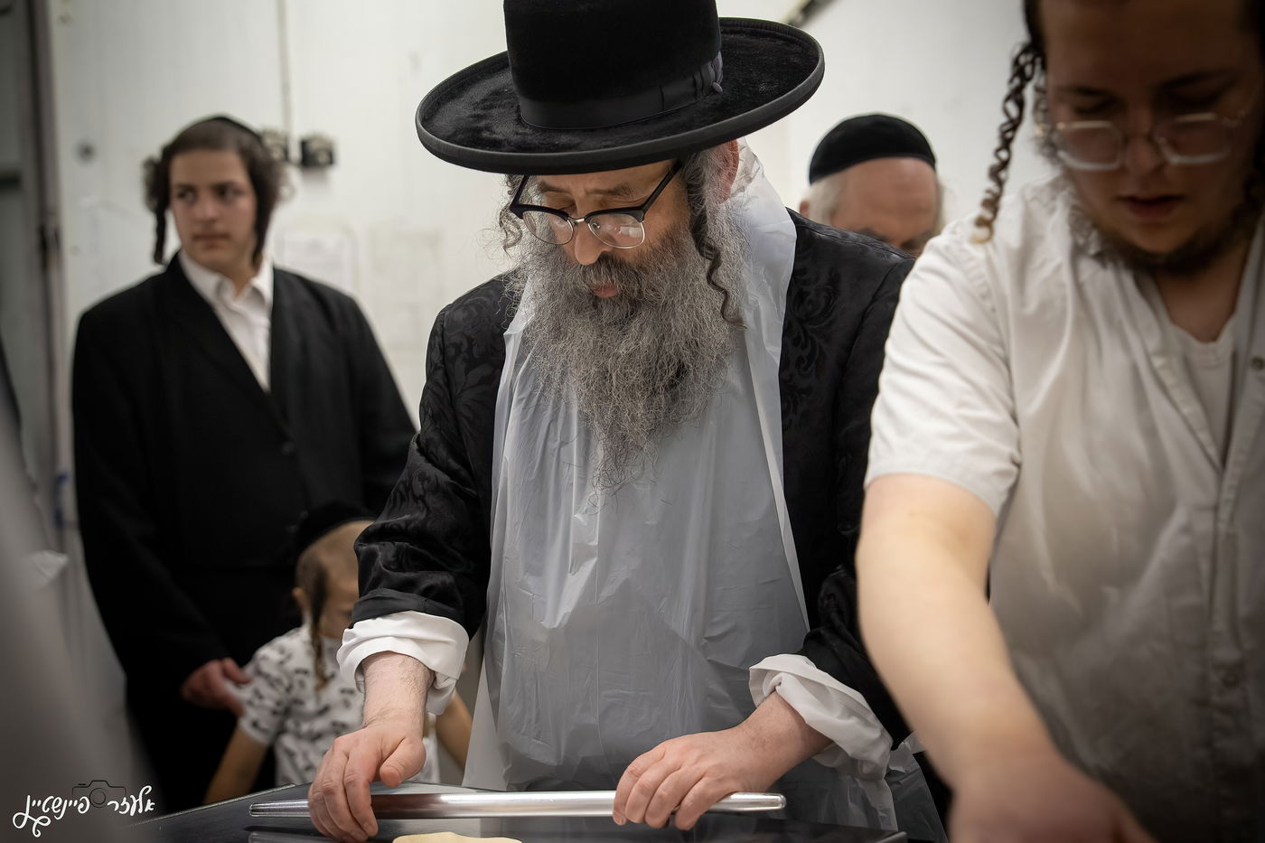 הגה"צ ראש ישיבת סאטמר באפיית מצות