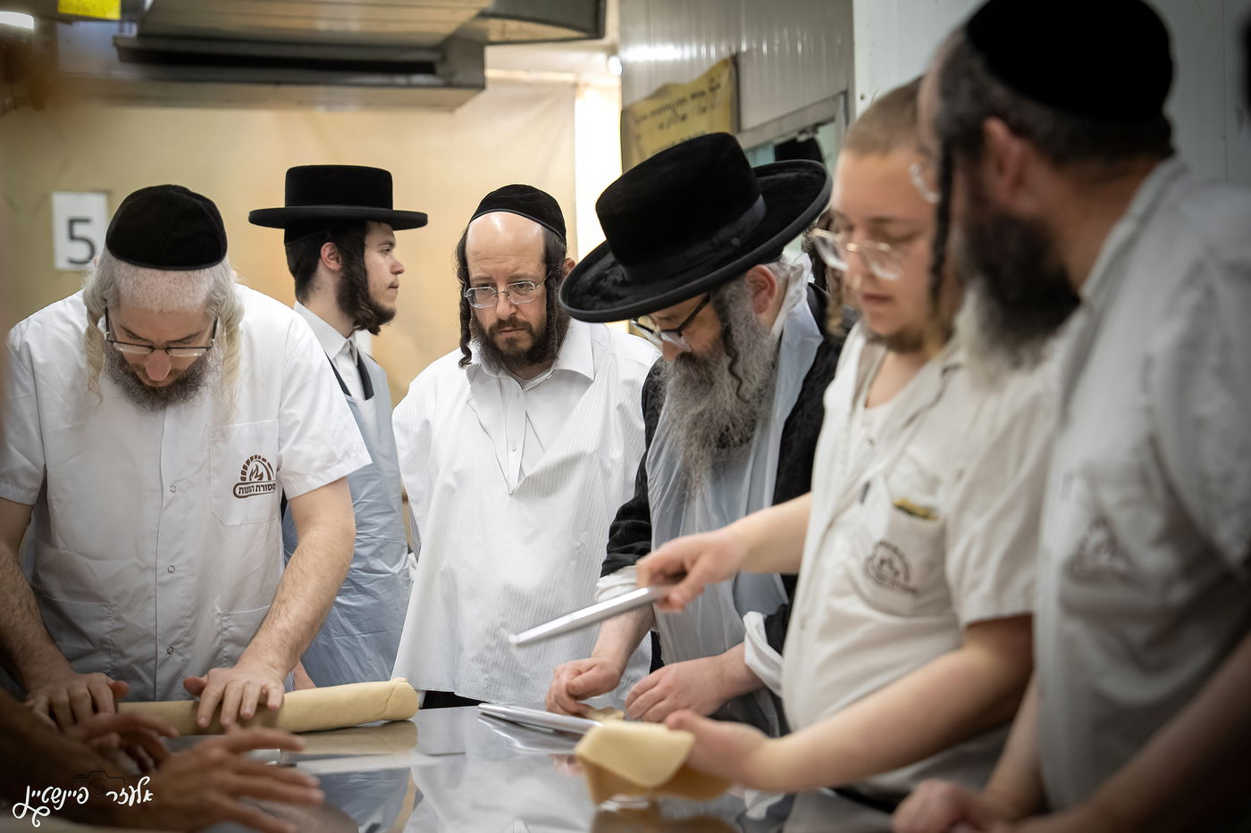 הגה"צ ראש ישיבת סאטמר באפיית מצות