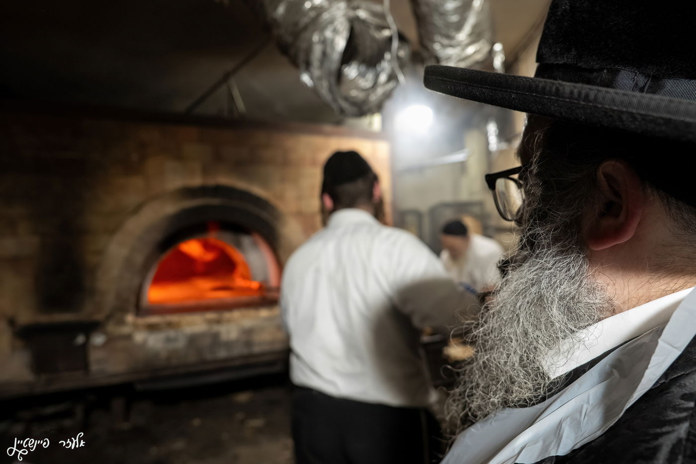 הגה"צ ראש ישיבת סאטמר באפיית מצות