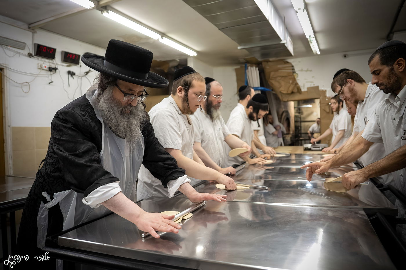 הגה"צ ראש ישיבת סאטמר באפיית מצות