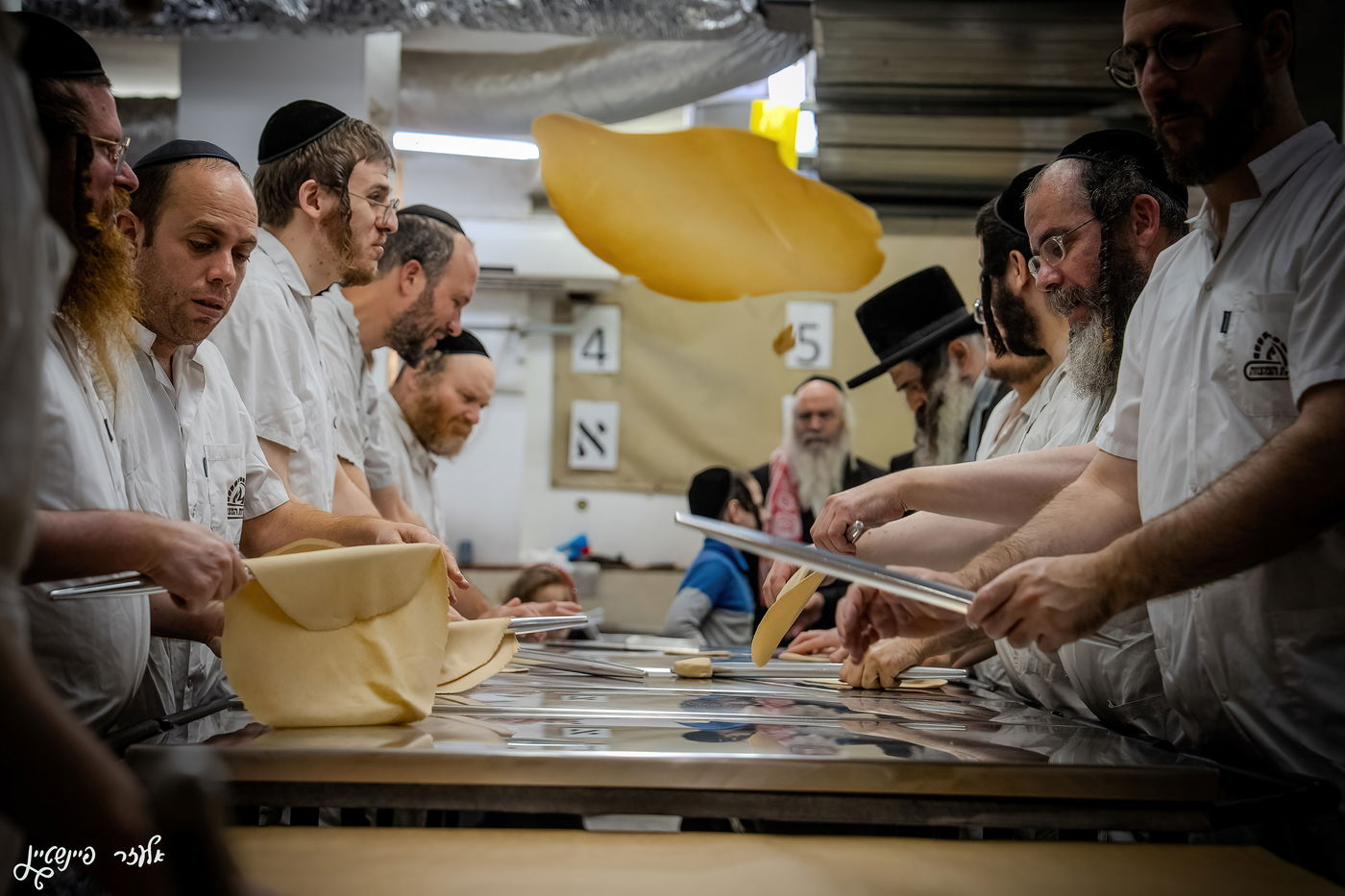 האדמו"ר מזוטשקא באפיית מצות