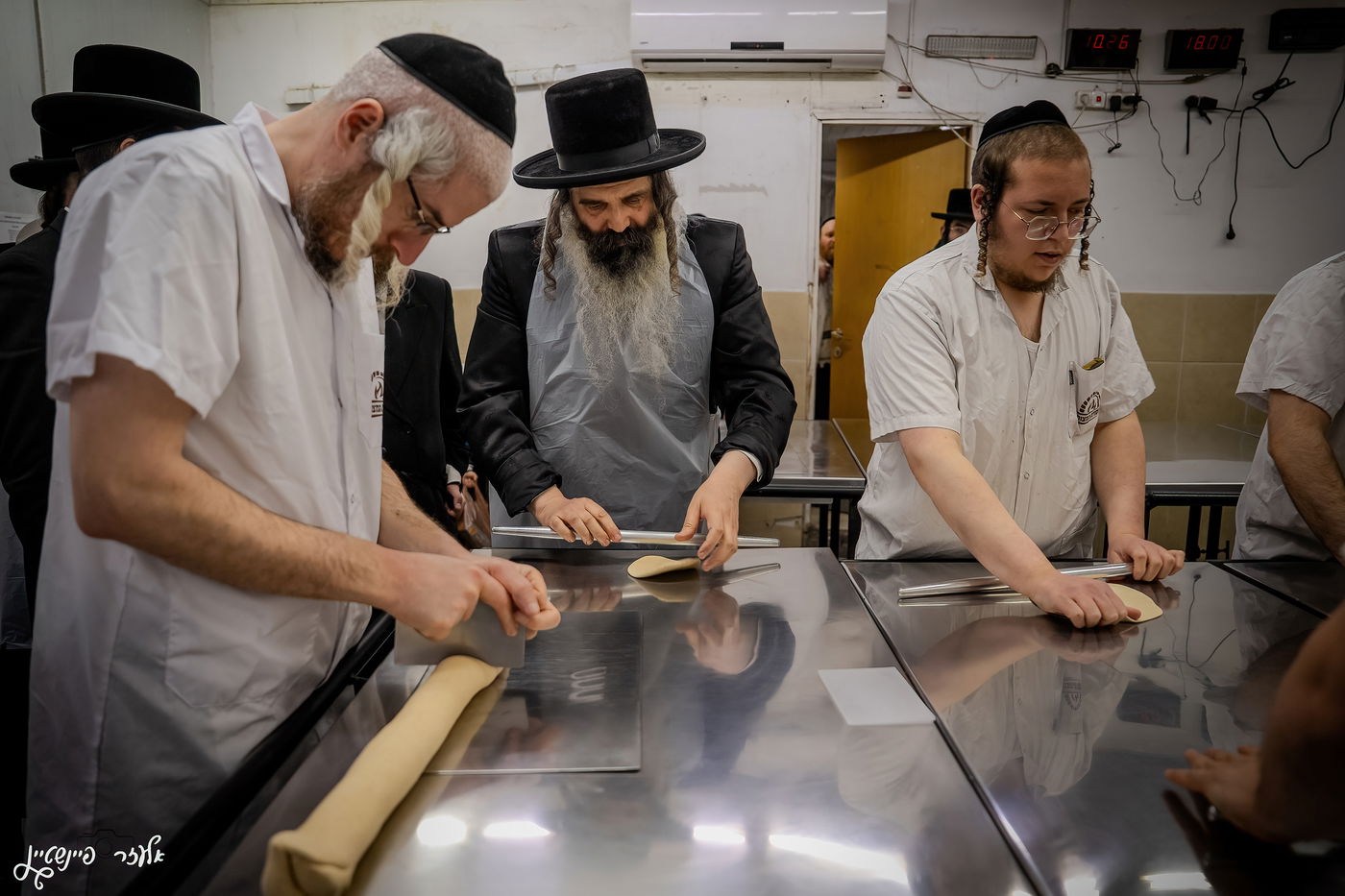 האדמו"ר מזוטשקא באפיית מצות