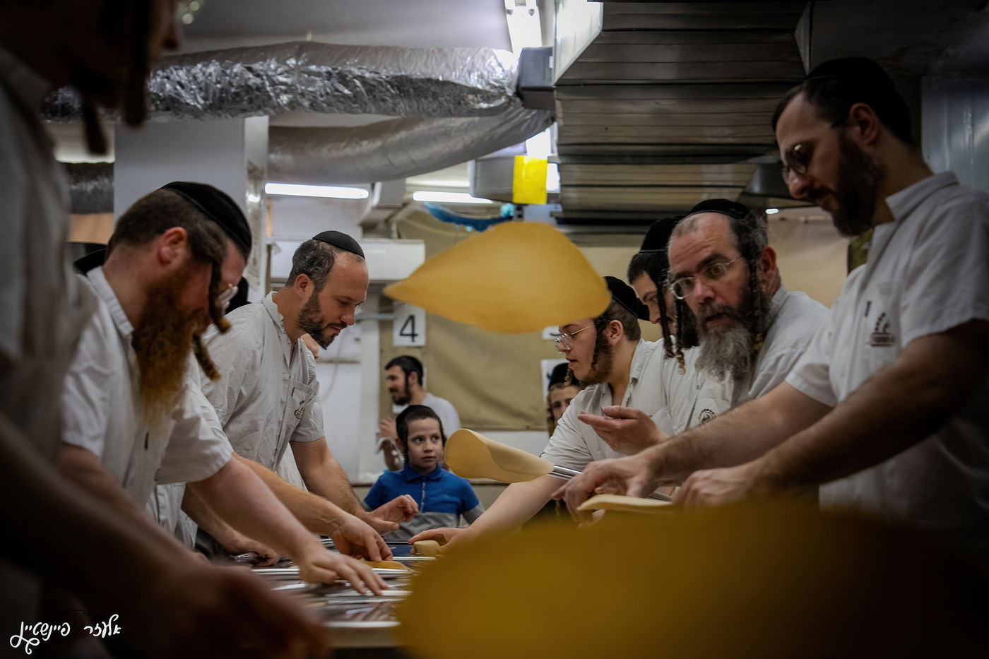 האדמו"ר מזוטשקא באפיית מצות