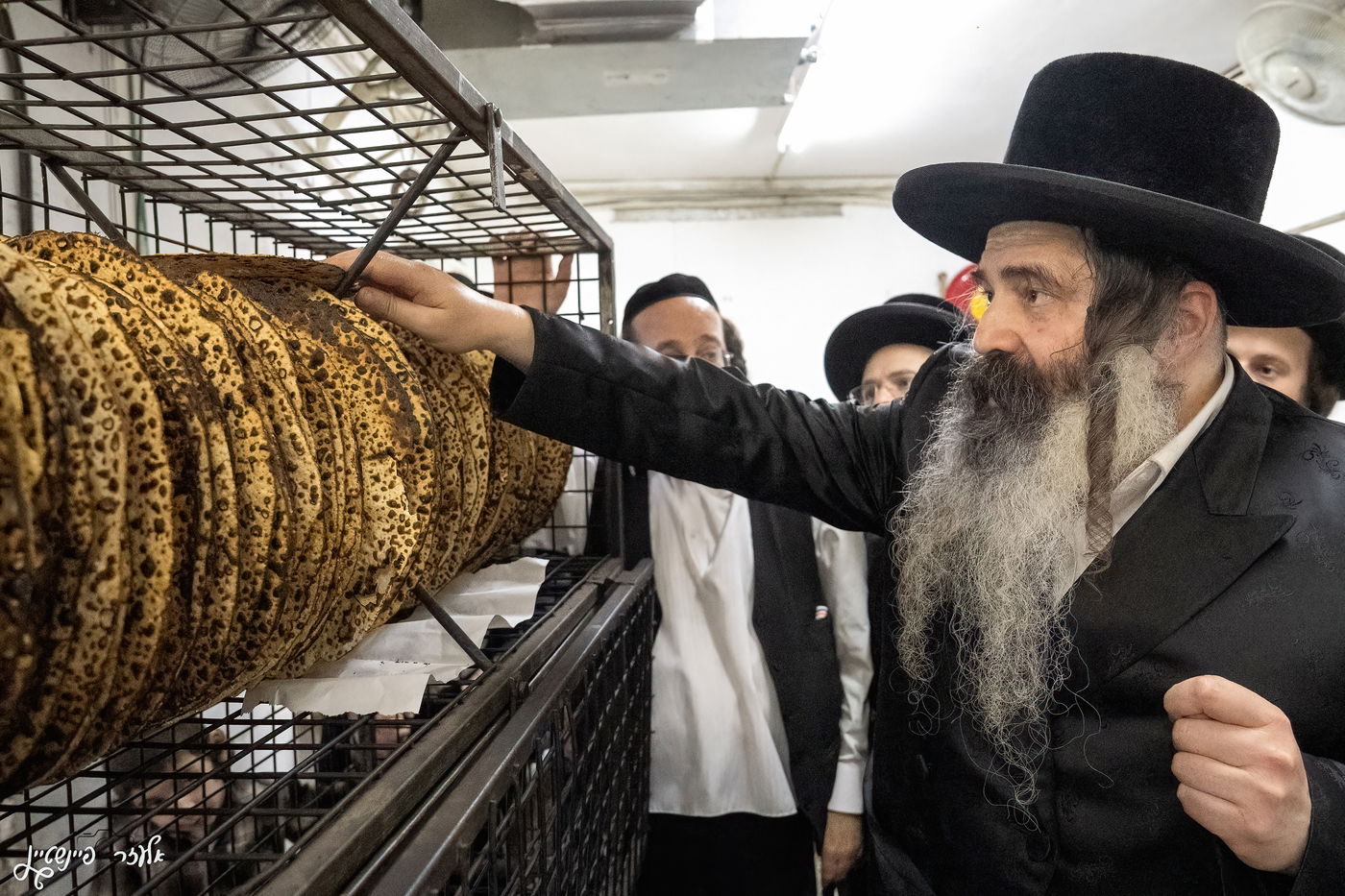 האדמו"ר מזוטשקא באפיית מצות