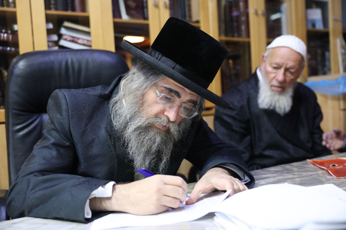 הגה"צ רבי אלעזר שטרן אב"ד מירון במכירת חמץ