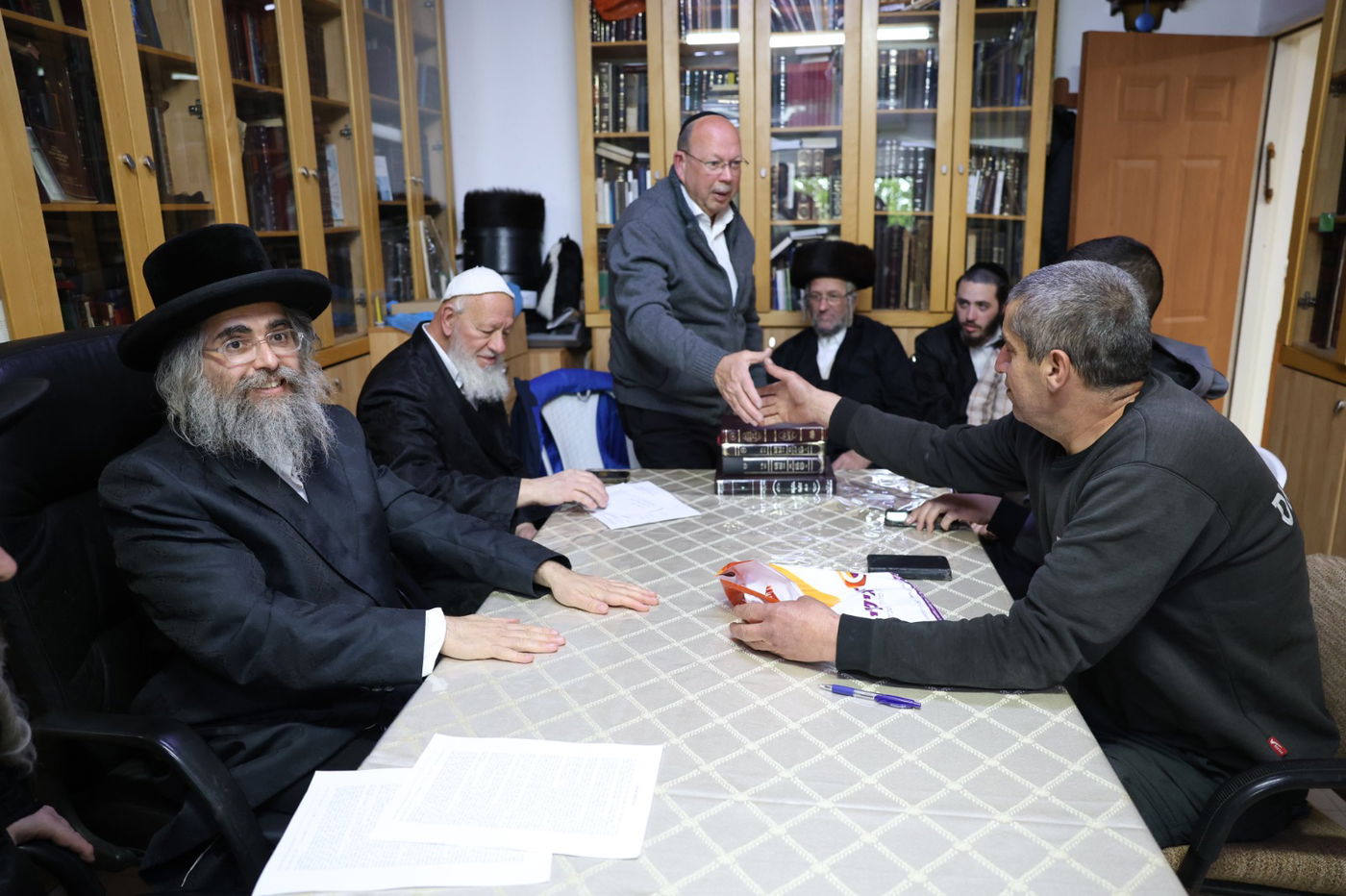 הגה"צ רבי אלעזר שטרן אב"ד מירון במכירת חמץ