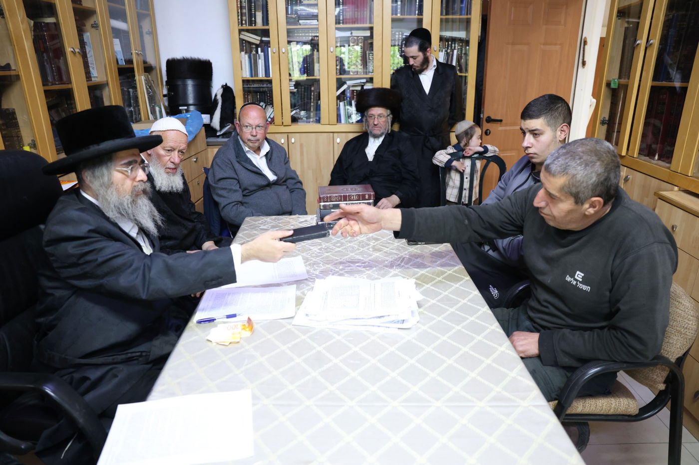 הגה"צ רבי אלעזר שטרן אב"ד מירון במכירת חמץ