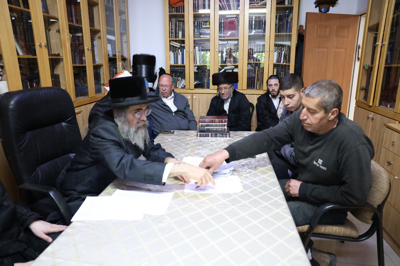 הגה"צ רבי אלעזר שטרן אב"ד מירון במכירת חמץ