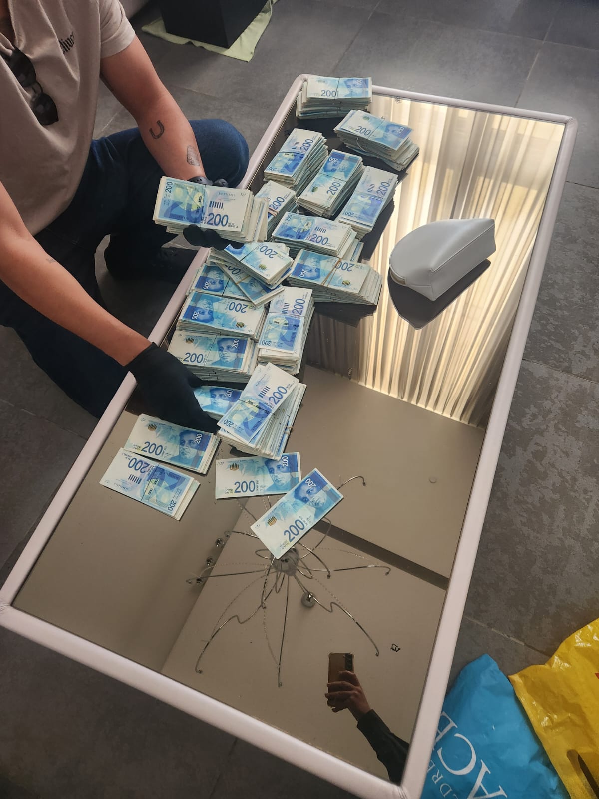 חלק מהחומרים שנתפסו, כסף, רכב, שעונים