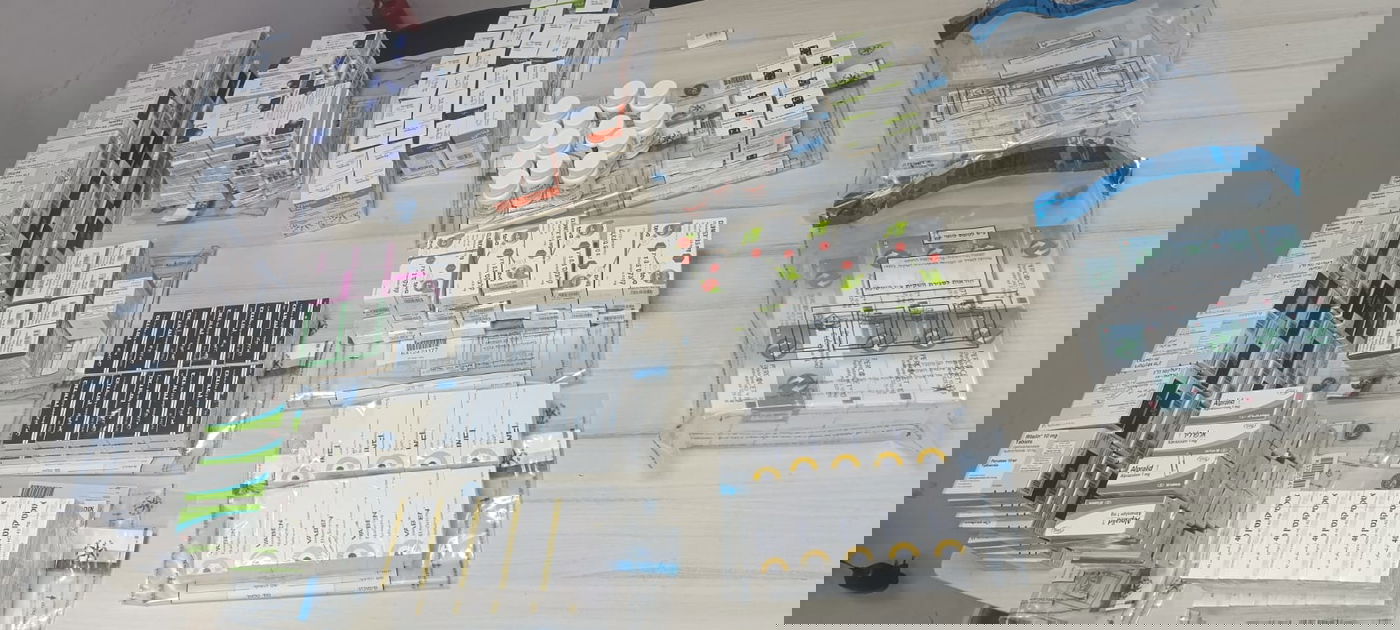 חלק מהחומרים שנתפסו, כסף, רכב, שעונים