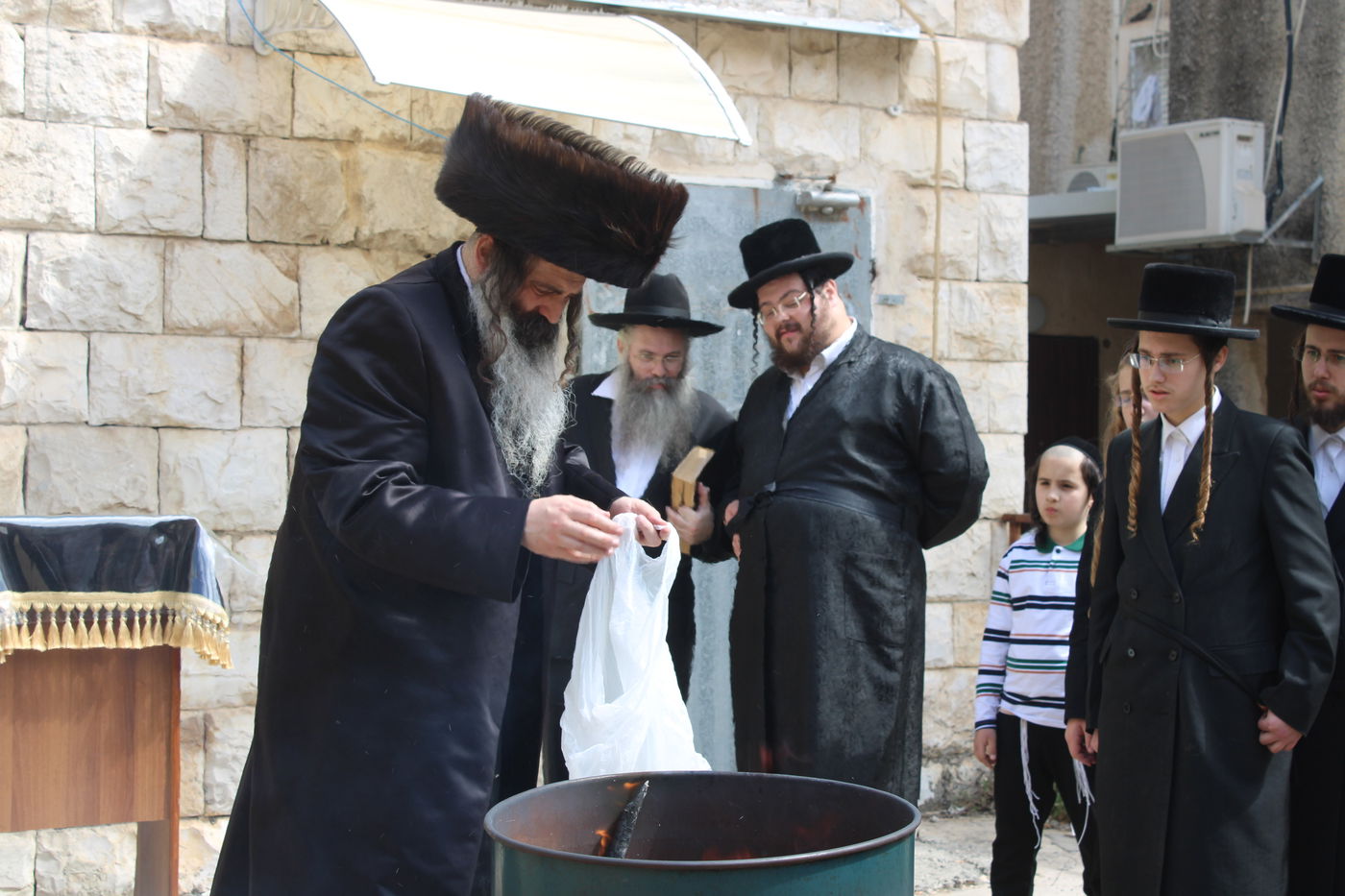 האדמו"ר מזוטשקא בשריפת חמץ