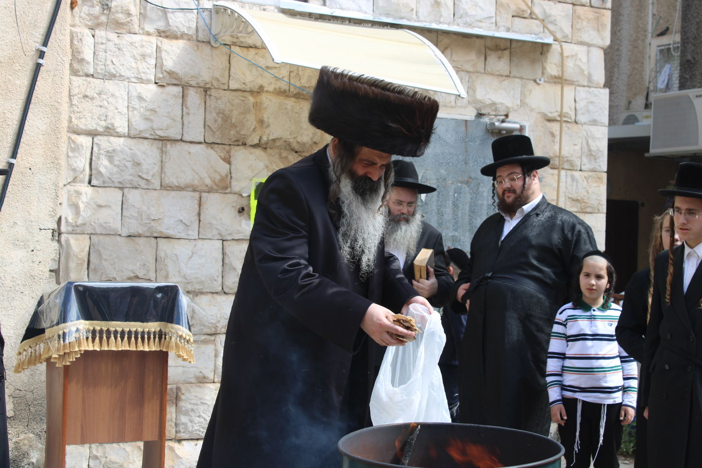 האדמו"ר מזוטשקא בשריפת חמץ