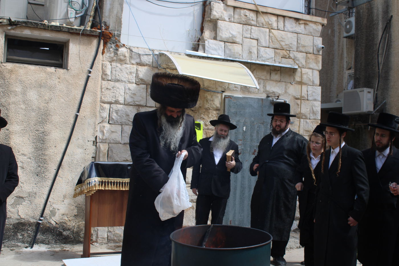 האדמו"ר מזוטשקא בשריפת חמץ