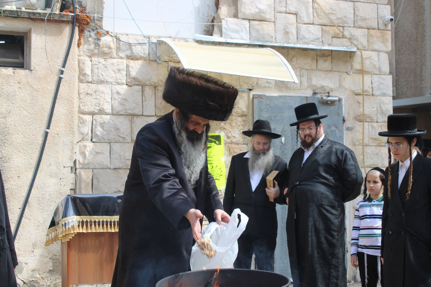 האדמו"ר מזוטשקא בשריפת חמץ