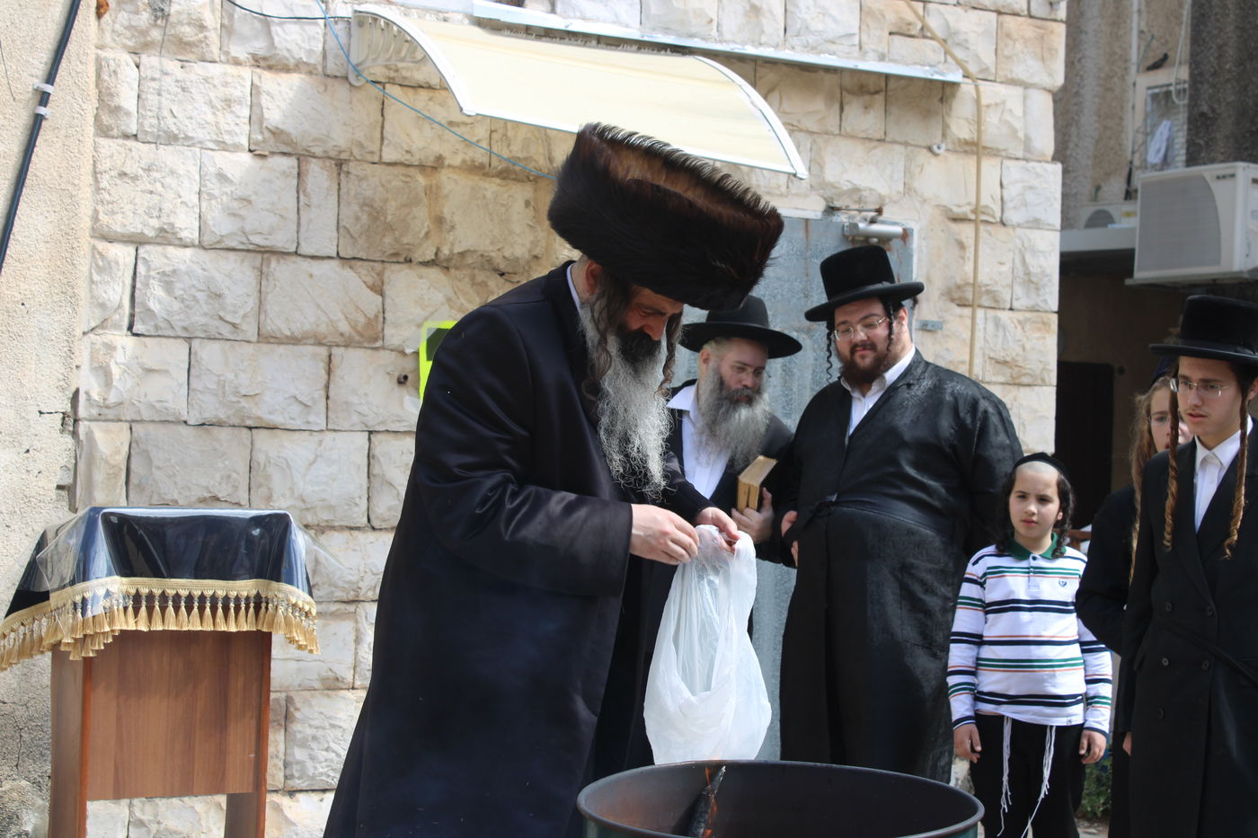 האדמו"ר מזוטשקא בשריפת חמץ