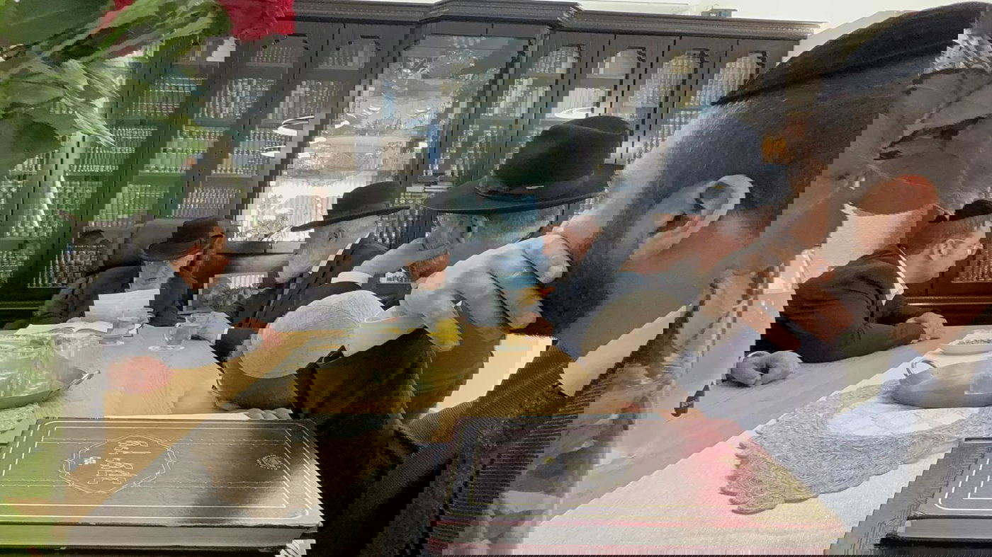 הגאון רבי יצחק אזרחי בביקור חג אצל הגאון רבי אברהם מיכאל מאמאן 