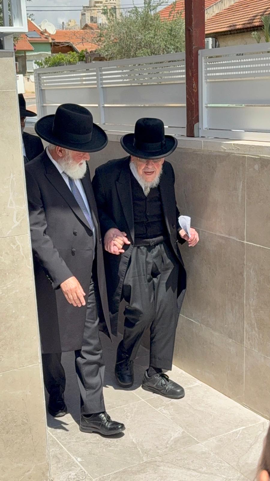 הגאון רבי יצחק אזרחי בביקור חג אצל הגאון רבי אברהם מיכאל מאמאן 