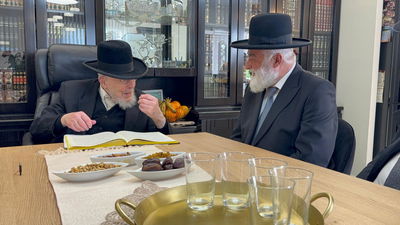 הגאון רבי יצחק אזרחי בביקור חג אצל הגאון רבי אברהם מיכאל מאמאן 