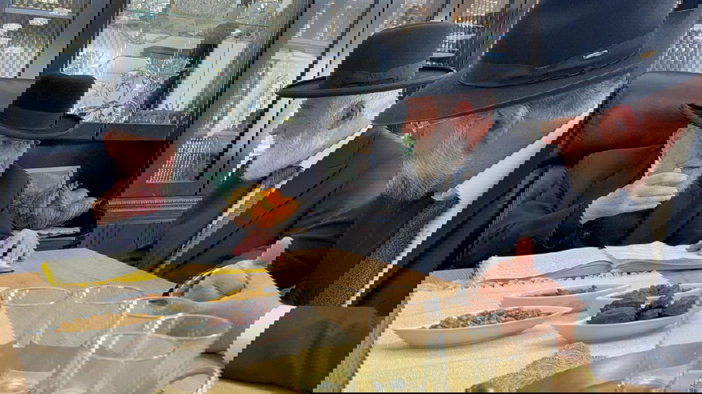 הגאון רבי יצחק אזרחי בביקור חג אצל הגאון רבי אברהם מיכאל מאמאן 