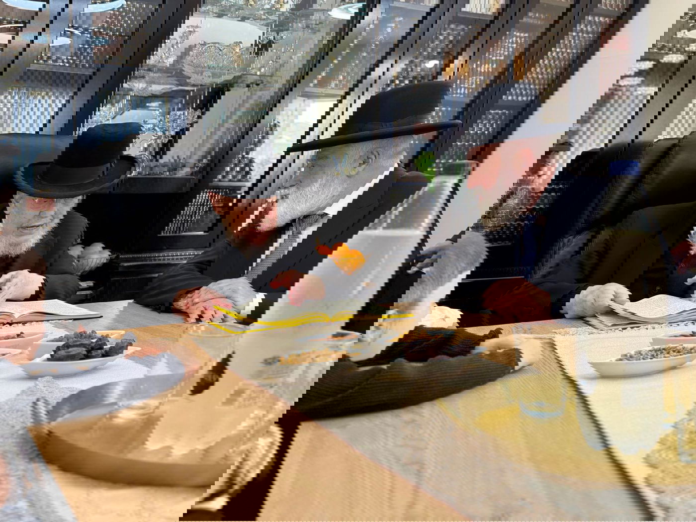 הגאון רבי יצחק אזרחי בביקור חג אצל הגאון רבי אברהם מיכאל מאמאן 