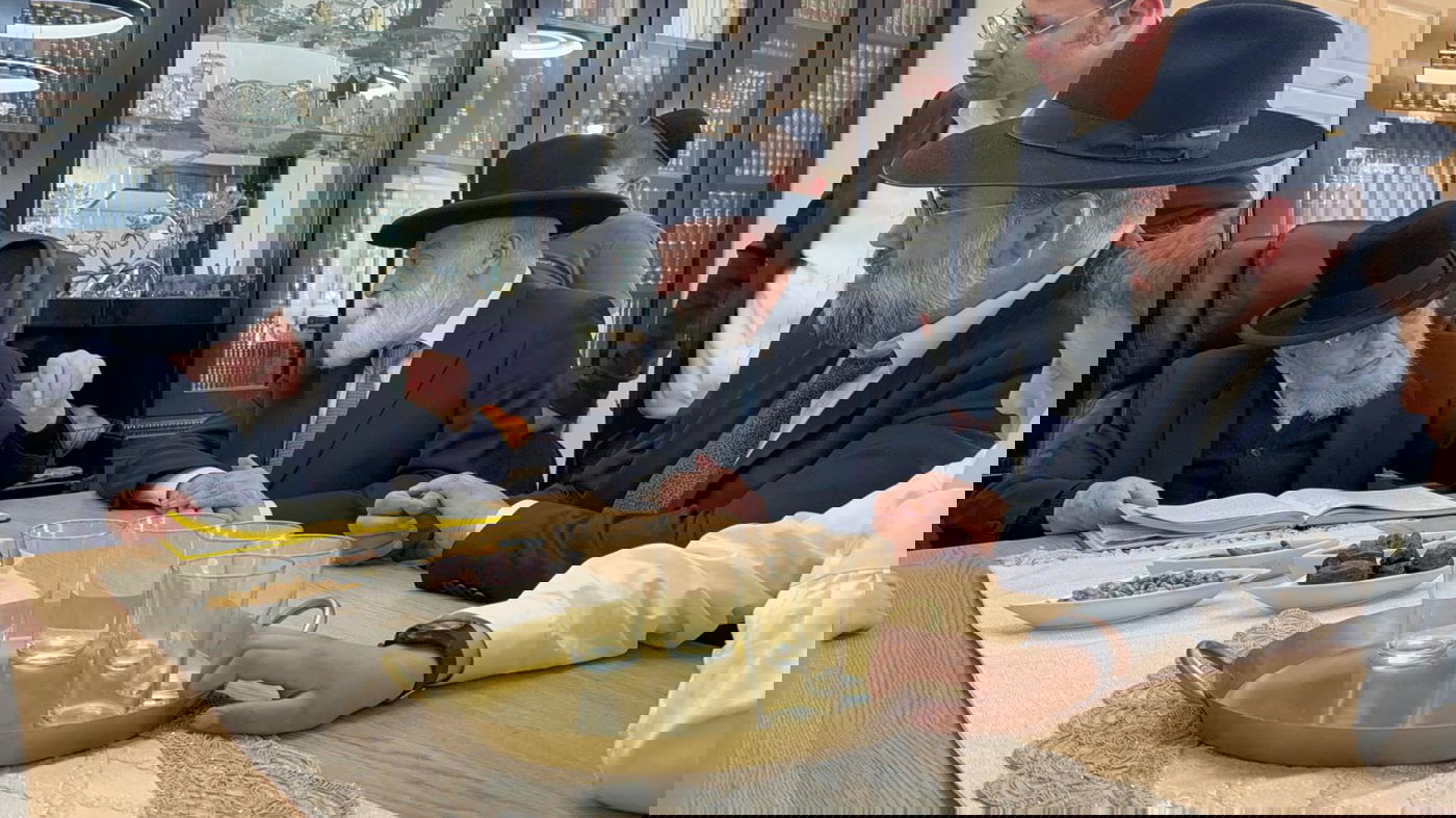 הגאון רבי יצחק אזרחי בביקור חג אצל הגאון רבי אברהם מיכאל מאמאן 